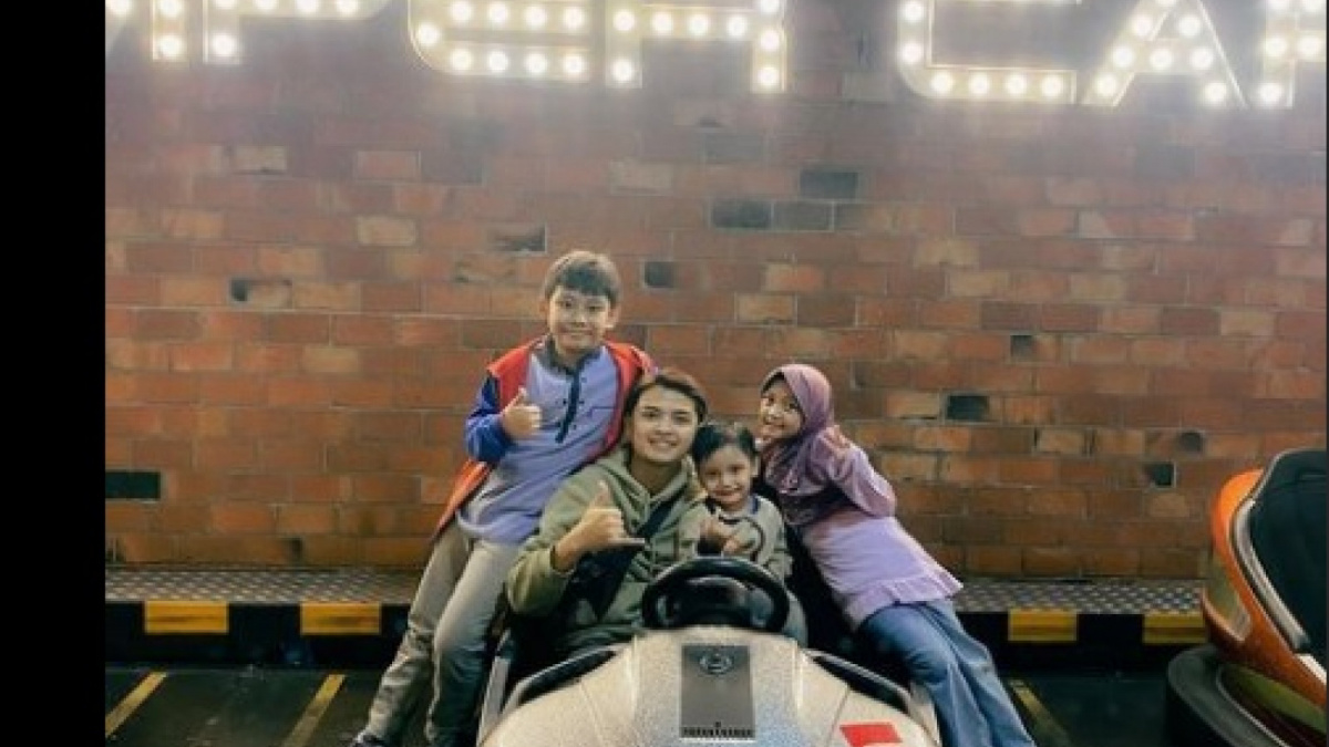 Dodi Hidayatullah bersama ketiga anaknya