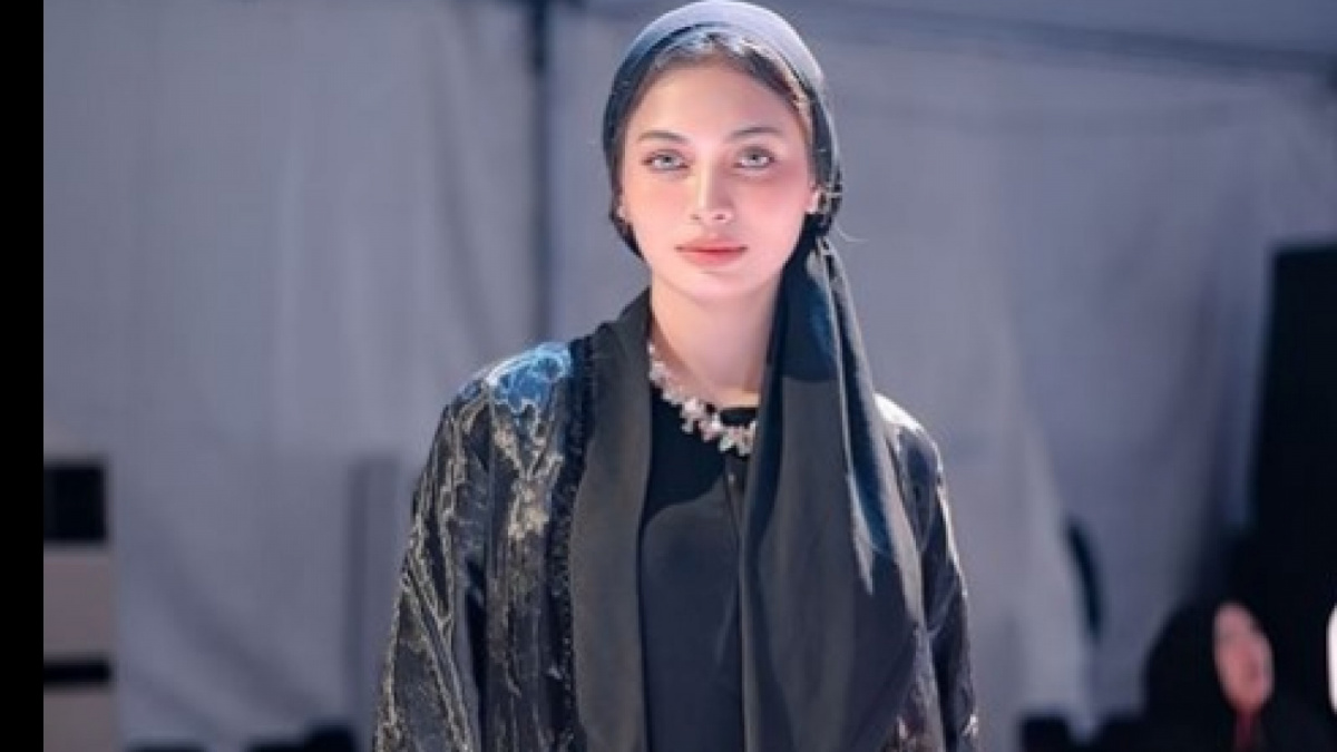 Danisa Chairiyah saat berjalan di catwalk [Instagram]