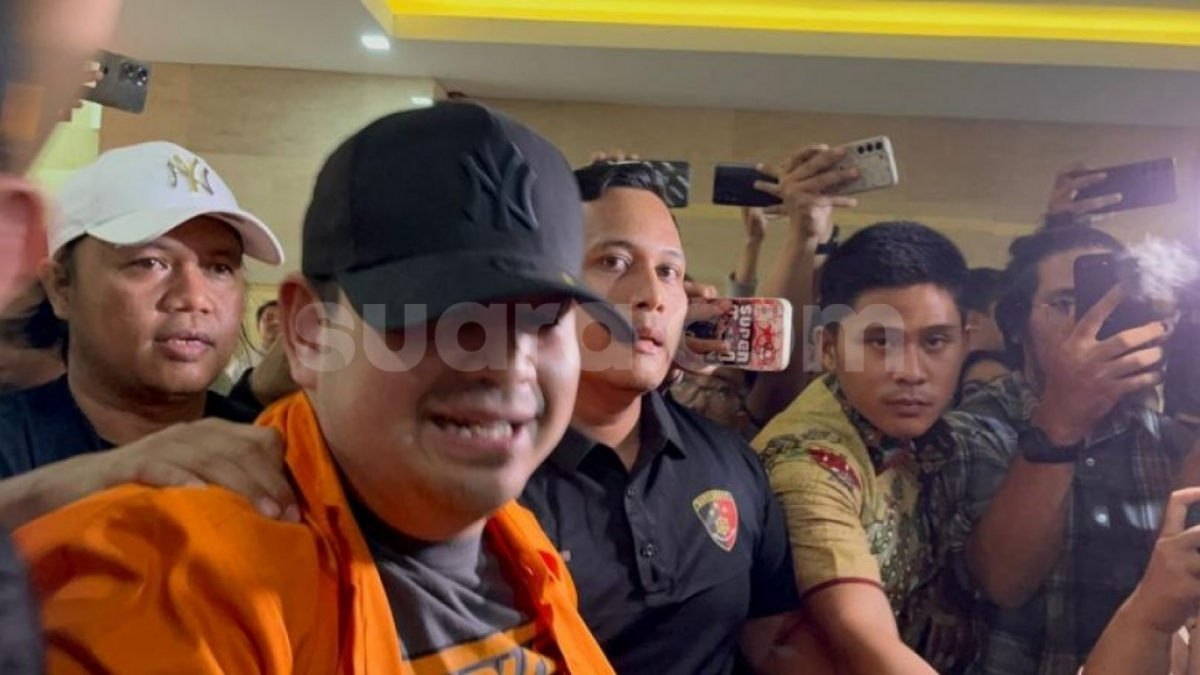 Dito Mahendra, buronan kasus senpi ilegal setelah mengenakan baju tahanan di Bareskrim Polri. (Suara.com/M Yasir)