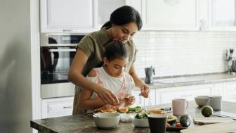 Ini 4 Cara Ampuh Biasakan Anak Makan Makanan Sehat, Catat Ya Moms!