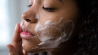 Cara Mencuci Muka yang Dianjurkan Biar Wajah Bisa Lebih Cerah, Coba Deh!