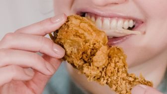 Ih Jijik, Wanita Ini Temukan Bagian Mirip Ekor Tikus di Hidangan Ayam Goreng Krispinya