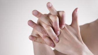 Membunyikan Jari Tangan Dapat Berakibat Fatal. Mitos atau Fakta?