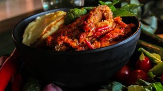 Gadis Ini Minta Sambal Ayam Geprek Luar Biasa Banyaknya, Netizen Lihat Wujudnya: Careful