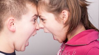 6 Tips Mengatasi Kakak Beradik Sering Bertengkar