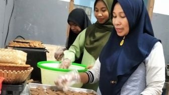 Ibu-ibu Bernama Irma Ini Hebat, Olah Rempah Khas Maluku Utara Jadi Camilan