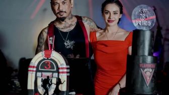 Jerinx dan Nora Dapat Karangan Bunga Perayaan Wedding Anniversary dari Bupati Bali, Publik Malah Pertanyakan Hal Ini