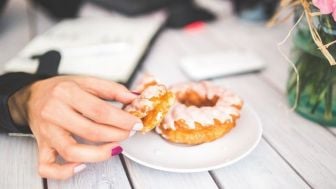 Cewek Kejatuhan 'Bayi' saat Makan, Publik Geli Sekaligus Kasihan Lihat Hal Ini