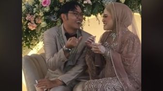 Nikah sama Bestie, Viral Pengantin Malah Asyik Gibah di Pelaminan