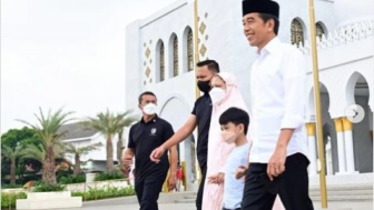 Kunjungi Masjid Raya Sheikh Zayed, Sandal Jepit Iriana Jokowi Jadi Sorotan Warganet