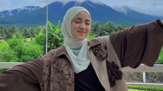 Nissa Sabyan Unggah Foto Pakai Seragam Sekolah, Warganet Salfok dengan Ekspresi Murid Lain: Kayak Biasa Aja