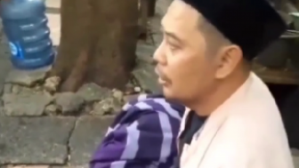 Tak Kuasa Menahan Tangis, Bapak Ini Pangku Anaknya yang Meninggal karena Gempa Cianjur