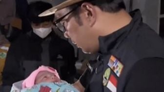 Gendong Bayi yang Lahir di Tenda Pengungsian Gempa Cianjur, Ridwan Kamil Beri Nama Gempita