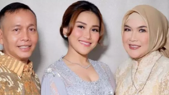 Ketemu Ayu Ting Ting di Telaga, Warganet Ini Salfok saat Lihat Bagian Kaki