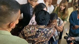 Haters Dewi Perssik Menangis, Sembari Mencium Tangan Minta Maaf dan Ngaku Salah