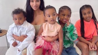 Kim Kardashian Panggil Pianis Profesional Untuk Membangunkan Anaknya Setiap Pagi, Warganet: Nggak Bisa Pasang Alarm Aja di HP?