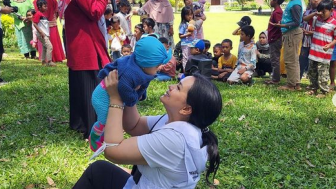 Ibu Yanti Istri Menko Airlangga Kunjungi Korban Gempa, Publik Malah Salfok Lihat Gelang yang Dipakai