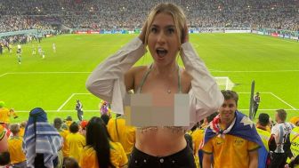 Pose Seksi Bintang Porno Saat Nonton Piala Dunia di Qatar, Buka Kemeja dan Pamer Bikini
