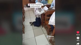 Siswi Ini Terpaksa Berlutut saat Kerjakan Soal Ujian, Penyebabnya Malah Bikin Publik Geli