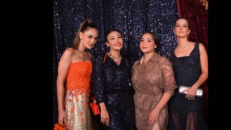 Tepis Ocehan Denise Chariesta Soal Perselingkuhan, Ayu Dewi Foto Bareng Nagita Slavina dan Mbak Bulan