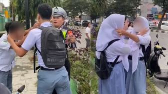 Viral Polisi Hukum Pelajar Saling Jewer Karena Tak Pakai Helm, Warganet: Hukuman Anak 90-an