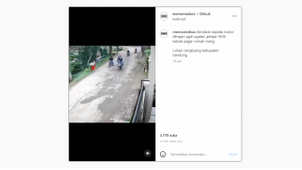 Viral Remaja Ugal-ugalan Naik Motor Hingga Jatuh, Malah Dapat Tepuk Tangan dari Bocah SD