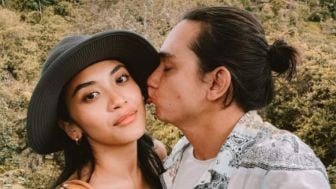 Adipati Dolken Umumkan Kelahiran Anak Pertama, Warganet Salfok dengan Namanya: Ningrat Banget!