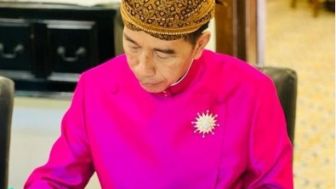 Jokowi Tetap Kerja di Sela Rangkaian Siraman Kaesang, Warganet Salfok ke Bajunya