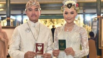 Perempuan Ini Unboxing Souvenir dari Pernikahan Kaesang dan Erina Gudono, Warganet: Kok Beda Dengan Soimah