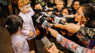 Gemasnya Jan Ethes Jawab Pertanyaan Wartawan di Acara Midodareni Kaesang Pangarep, Kecil-Kecil Jadi Jubir