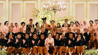 Cerita Sri Mulyani 'Nyempil' saat Para Menteri Foto Barsama di Nikahan Kaesang dan Erina