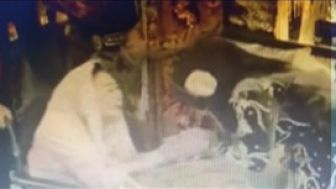 Ibu Erina Tak Kunjung Lepas Salaman Istri Gus Dur Saat Bertemu di Pelaminan, Publik Terenyuh