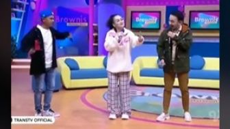 Ayu Ting Ting Nyanyi Sambil Tahan Mules Malah Dijahili, Jogetnya Bikin Ngakak