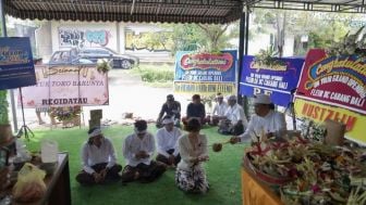 Papan Bunga Regi Datau di Toko Denise Bikin Salfok, Netizen: Halu Banget Nih Manusia