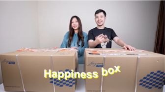 Sisca Kohl dan Jess No Limit Unboxing Oleh-Oleh dari Aliyyah: Dua Kotak Besar Isinya Happiness Semua