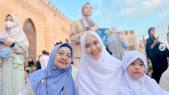 Ibu Oki Setiana Dewi Berhasil Menghafal Al-Qur'an 10 Juz, Jadi Wisudawati Tertua di Usia 58