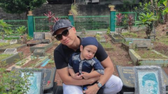 Nyesek, Momen Gala Sky Kunjungi Makam Orangtua Bertepatan dengan Hari Ulang Tahun Vanessa Angel