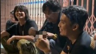 Iqbaal Ramadhan Senyum-Senyum Nongkrong di Angkringan sama Om-Om, Netizen: Gak Salah Gaul