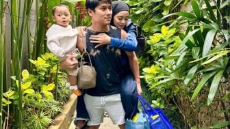 Usai Dihujat Tidak Bantu Dedek Bawa Tas, Rizky Billar Gendong Anak dan Istri Sekaligus