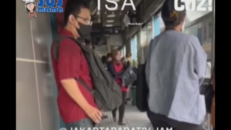 Seorang Pria Kedapatan Rekam Pantat Wanita di Halte Bus Jakarta, Netizen: Kok Diam Saja?