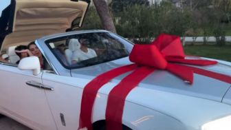 Cristiano Ronaldo Dapat Hadiah Natal Rolls Royce dari Georgina Rodriguez, Warganet: Definisi Pacar Pintar Menabung