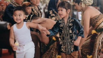 'Selalu Terdepan', Begini Aksi Ketua Nahyan Ikut Mejeng Saat Ayahnya Foto Bareng Prabowo