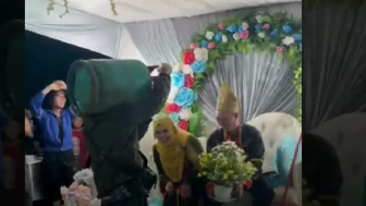 Tak Biasa, Tamu Beri Kado Tabung Gas Elpiji ke Pengantin, Diserahkan Langsung di Resepsi