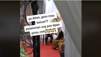 Viral Pelaminan di Depan Pintu, Penghuni Tak Bisa Keluar Rumah