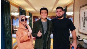 Syahrini Pamer Foto Dengan Khabib Nurmagomedov, Bikin Netizen Iri