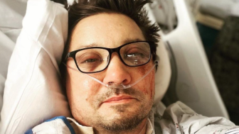 Jeremy Renner Posting Foto Pakai Selang Infus Pasca Kecelakaan, Chris Evan Bantu Semangati