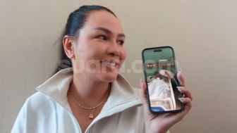 Fitri Salhuteru Tak Bisa Bekata-kata, Nikita Mirzani Kepergok Dicium Kekasih Hingga Dipotret