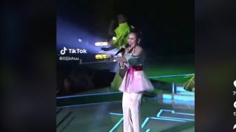 Ayu Ting Ting Jatuh di Panggung Saat Nyanyi, Warganet: Salut, Profesional Banget