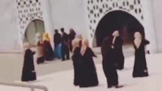 Viral Emak-Emak Joget di Masjid Al Jabbar, Warganet Sinis: Pasti Mau Di-Share di Tiktok