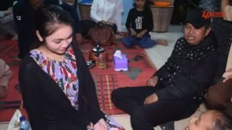 Jumpa Gadis Cantik Saat Makan Duren, Dedi Mulyadi Sampai Rela Tutup Kamera